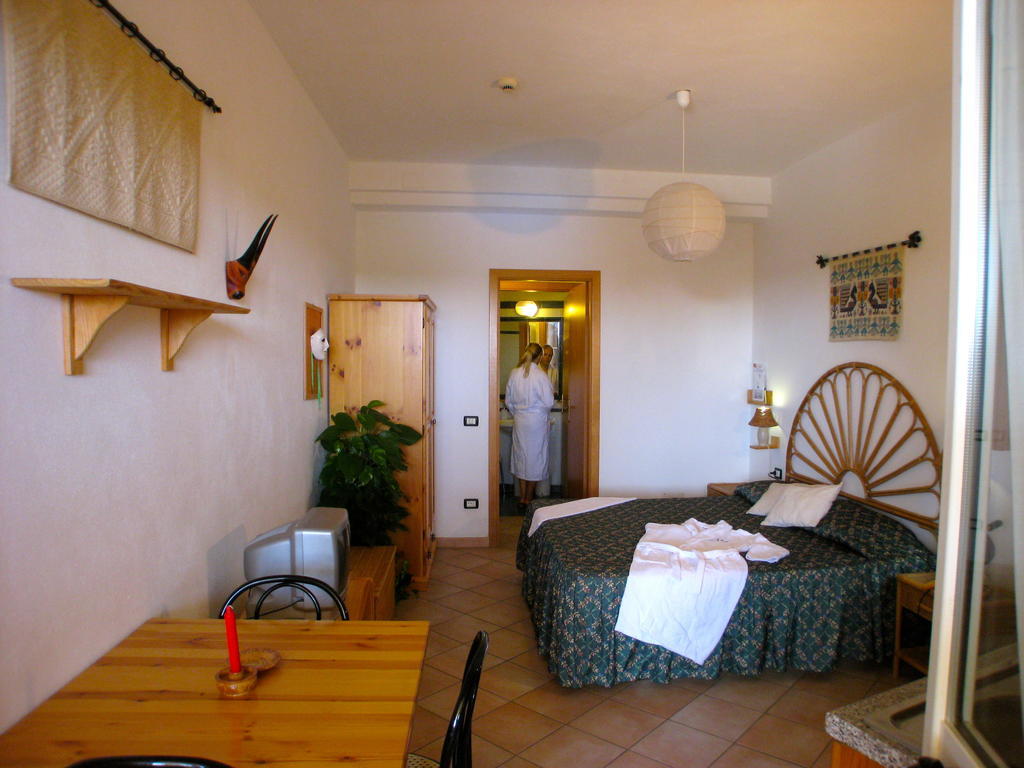 Domus De Janas Sul Mare Hotel บารีซาร์โด ภายนอก รูปภาพ