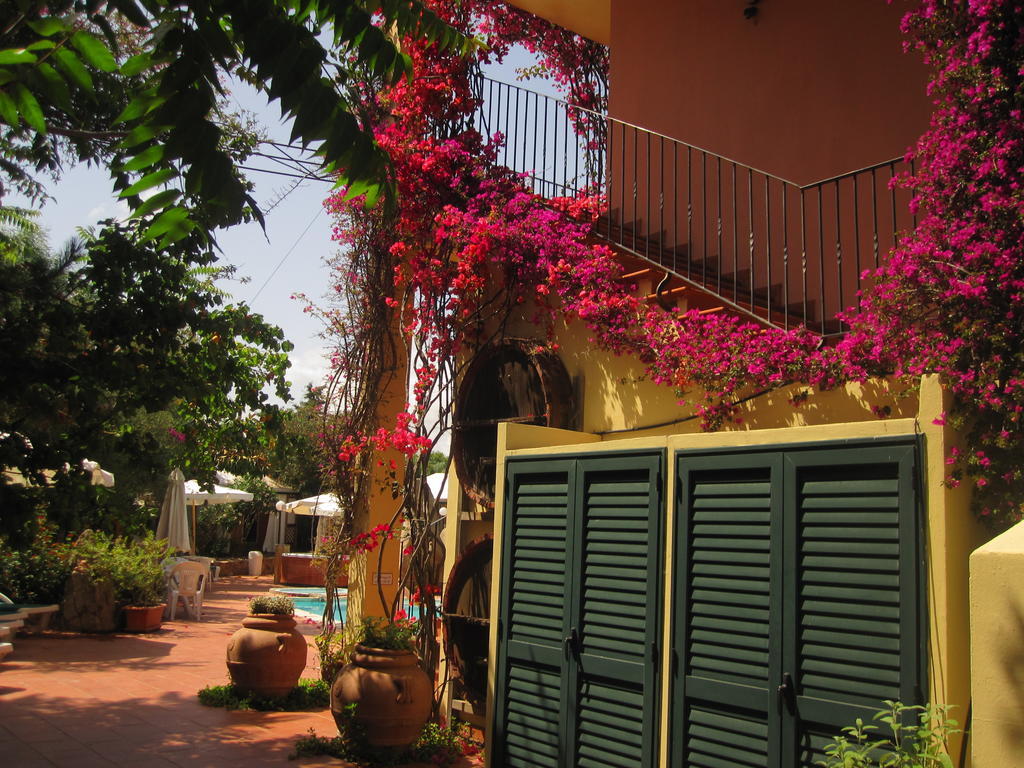 Domus De Janas Sul Mare Hotel บารีซาร์โด ภายนอก รูปภาพ