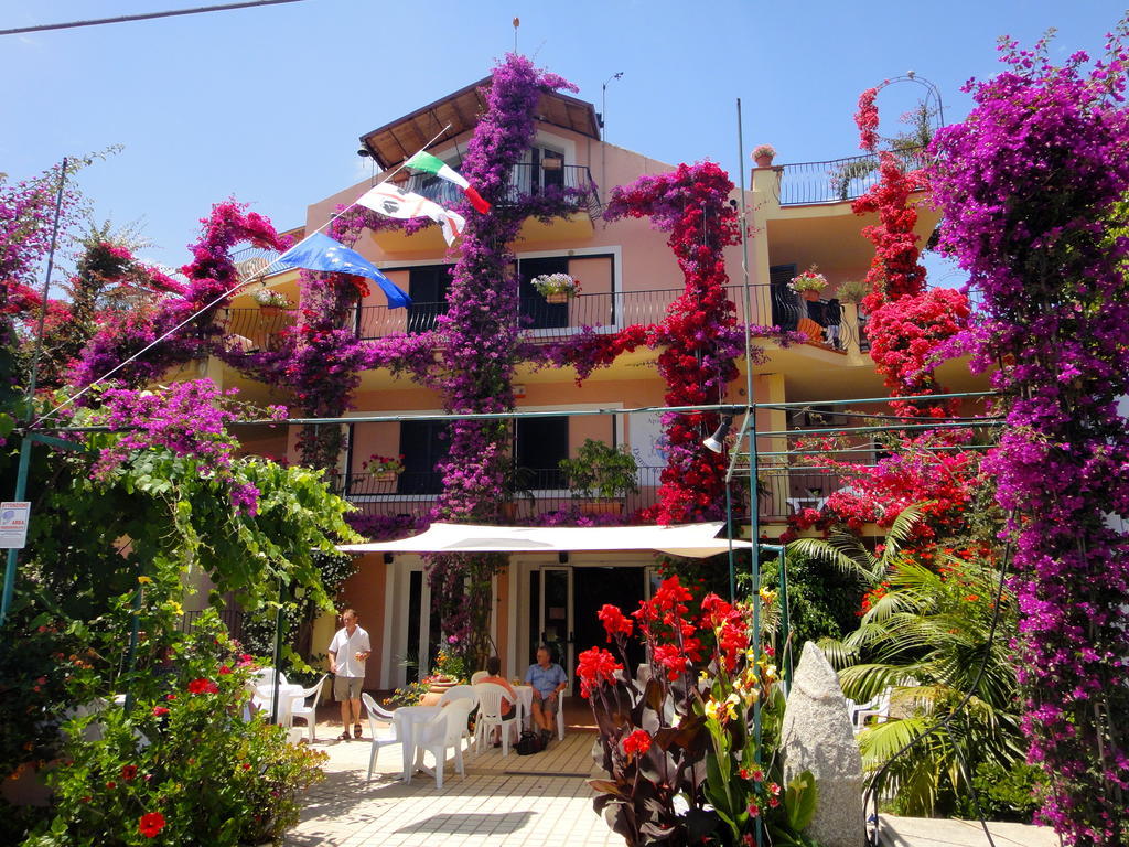 Domus De Janas Sul Mare Hotel บารีซาร์โด ภายนอก รูปภาพ